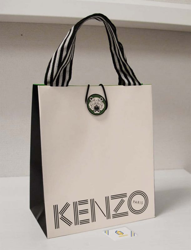 Sử dụng túi giấy thân thiện với môi trường